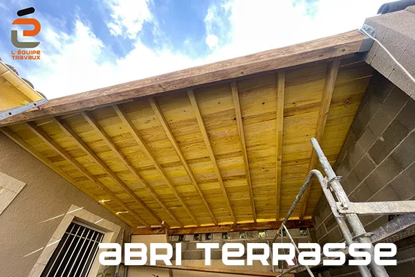 Chantier volligeage - réalisation d'un abri terrase et pool house à Vergèze