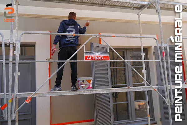 Application de peinture minérale PRB dans le cadre de la rénovation d'une maison du 19e siècle à Nîmes centre