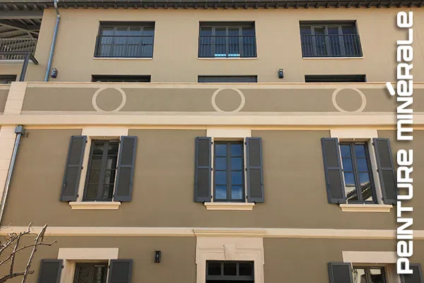 Modénatures d'une façade rénovée en peinture minérale PRB pour une maison du 19e siècle à Nîmes centre