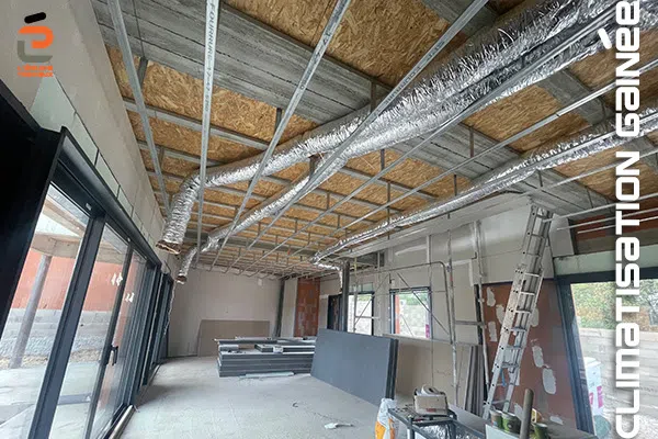 Mise en place de gaines de climatisation intégrée pour maison individuelle