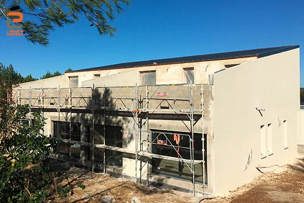 Chantier ravalement de façade pour un immeuble de bureaux à Aigues-Vives