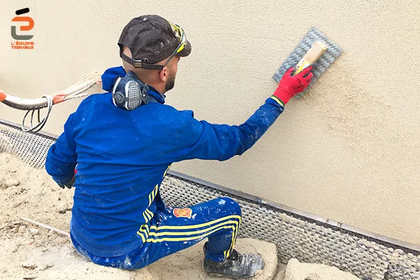 Réalisation d'un enduit gratté pour un immeuble de bureaux à Aigues-Vives par un façadier L'équipe Travaux