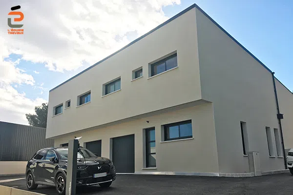 Façade finalisée en enduit monocouche pour un immeuble de bureaux à Aigues-Vives