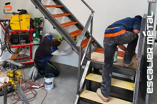 Mise en peinture d'un escalier métal et bois à deux volées dans un atelier artisanal à Vergèze, Montée Rouge