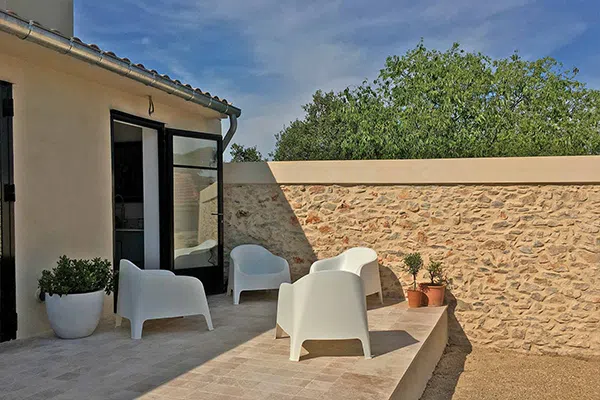 Rénovation d'un mour de cloture d'une maison de ville à Nîmes en enduit traditionnel à la chaux par l'Équipe Travaux