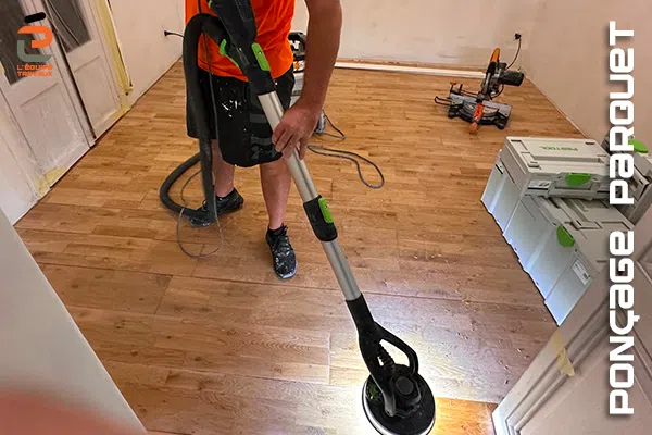 Ponçage de parquet en bois massif