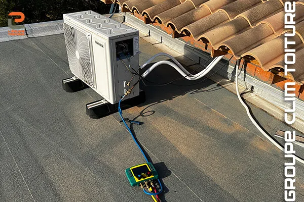 Groupe de climatisation externe en toiture pour maison individuelle