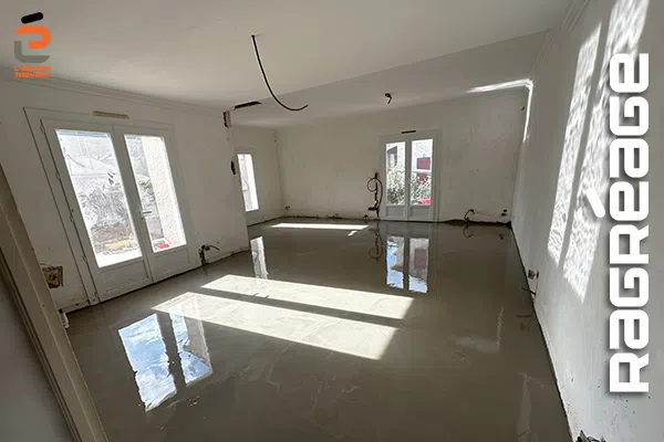 Réalisation d'un ragréage autolissant avant pose d'un nouveau carrelage dans le cadre de la rénovation d'une villa à Montpellier
