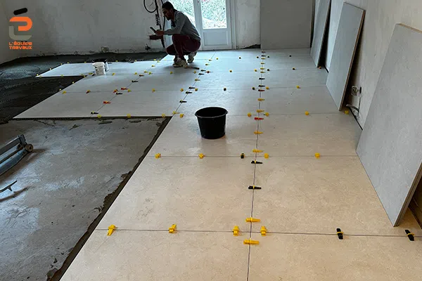 Pose de carrelage grand format dans le cadre de la rénovation d'une villa à Montpellier