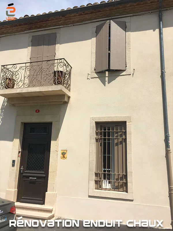 Rénovation de façade en enduit traditionnel à la chaux d'une maison provençale à Vauvert