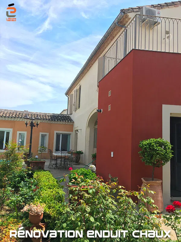 Rénovation de façade en enduit traditionnel à la chaux pour une maison d'hôte à Vauvert