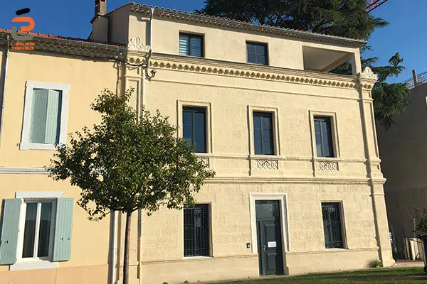 Rénovation de la façade rénovée par hydrogommage d'un hôtel particulier à Alès par l'Équipe Travaux