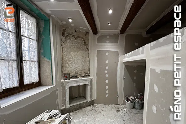 Pose de placoplatre dans le cadre de la rénovation d'un petit espace ; Calvisson centre historique