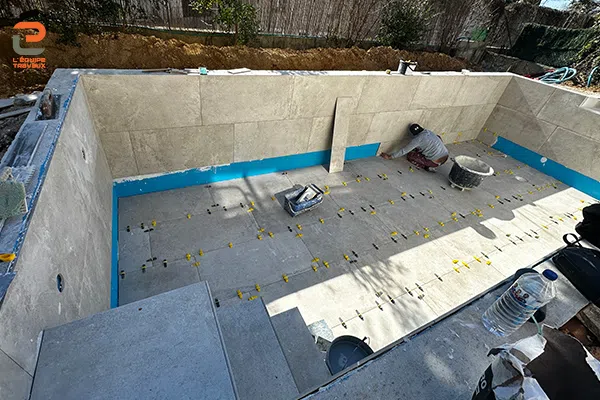 Pose de carrelage sur piscine en béton armé à Montpellier