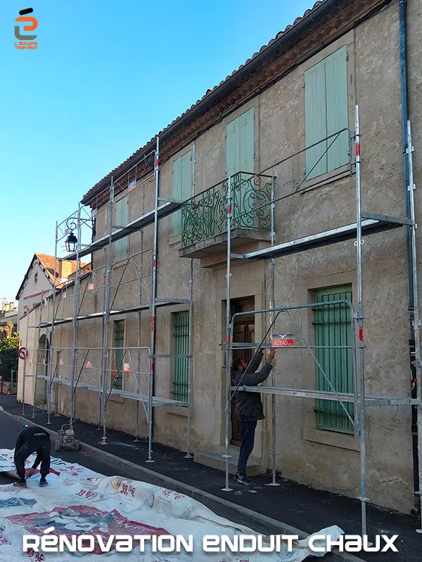 Chantier de rénovation de façade en enduit traditionnel à la chaux à Vauvert