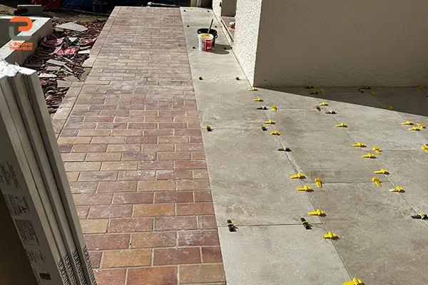 Pose de carrelage antidérapant aspect pierre pour la rénovée de la terrasse d'une villa à Montpellier par L'équipe Travaux