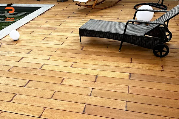 Deck bois exotique massif autour d'une piscine rénovéé à Milhaud