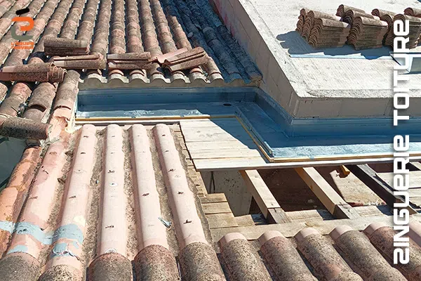 Réalisation d'un couloir en zinc pour la couverture d'une maison à Nîmes
