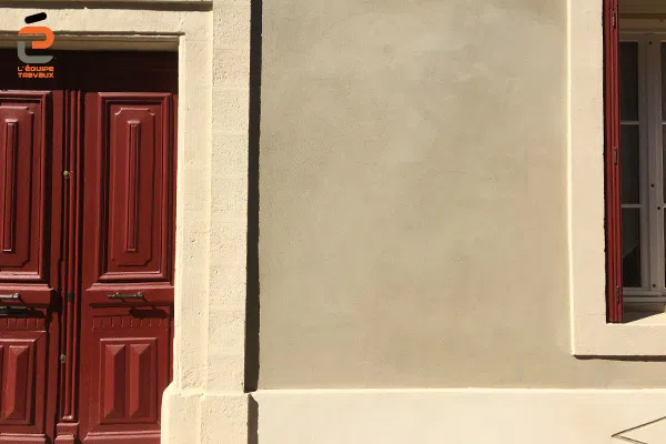 Rénovation d façade en enduit traditionnel à la chaux, finition rustique taloché